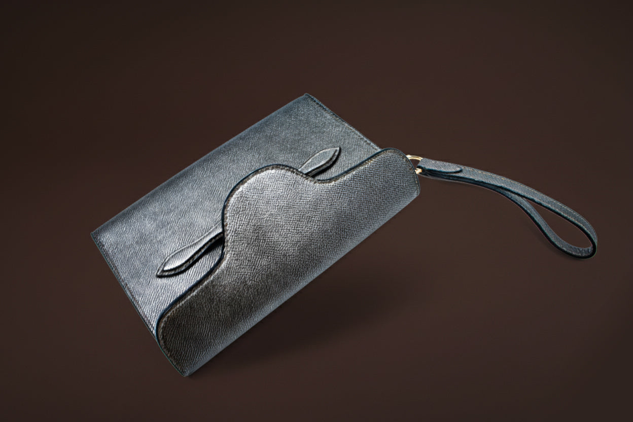 The Juman clutch - Dark Silver Pebbled Leather